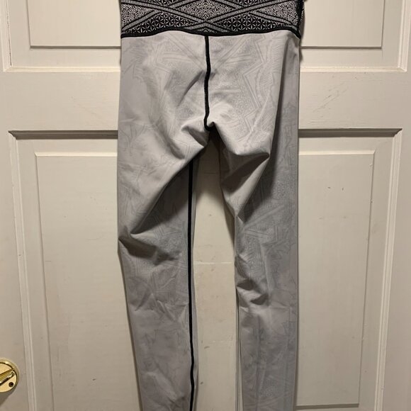 Lululemon~ NWOT!!~ Yoga Pants - Picture 14 of 16